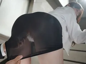 Cô dì trong câu lạc bộ macho bị địt đến cực khoái