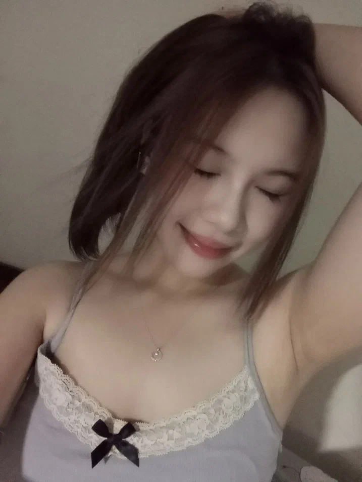 Lén lút bú buồi anh rể khi chị gái làm việc