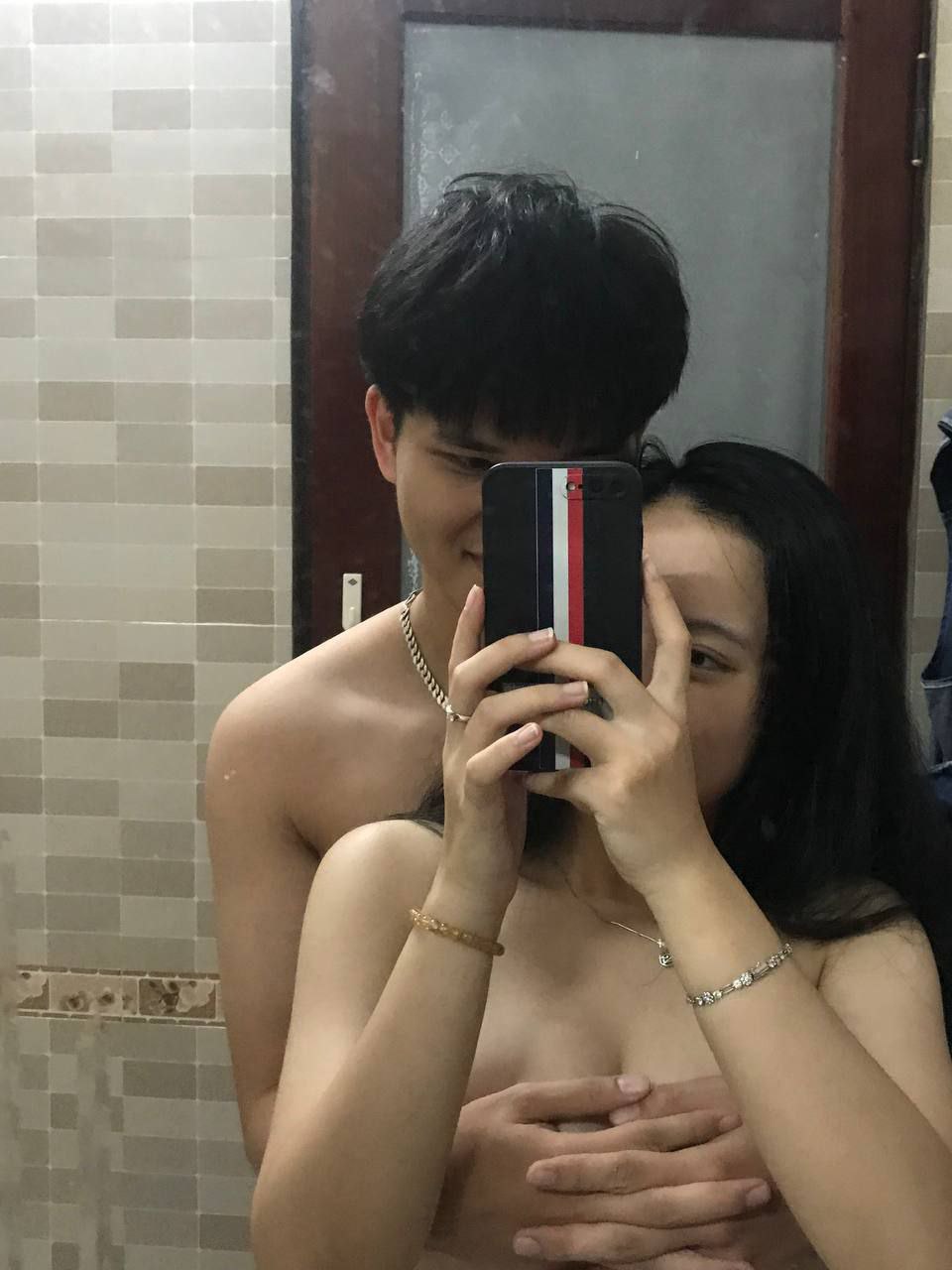 Một cặp đôi người Đài Loan đã chụp ảnh tự sướng. Cô bạn gái nói: "Em muốn trở thành một con cá chết". "Đừng chụp ảnh lén lút. Hãy xóa chúng đi. Nếu một ngày nào đó chúng bị rò rỉ thì sao?"