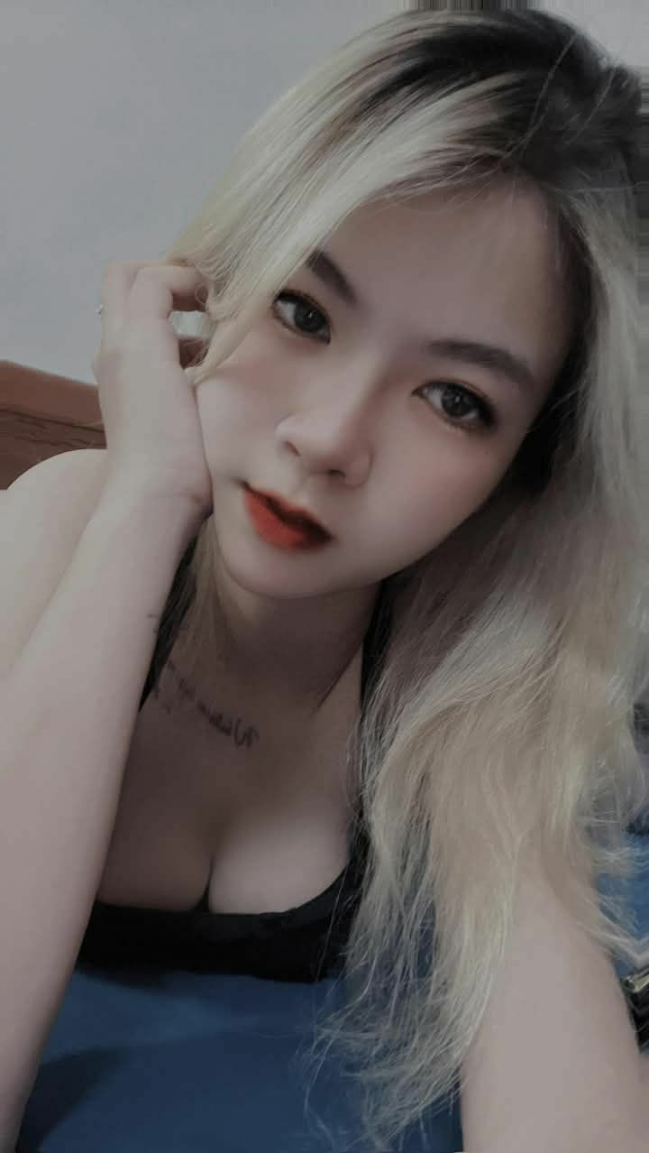Bể nhỏ phụ nữ trẻ phụ nữ béo sâu bên dưới